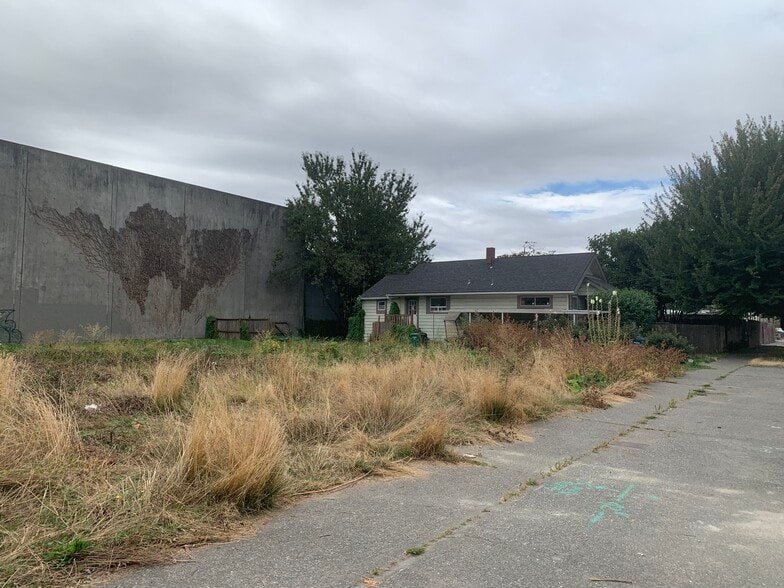 More Photos Of 823-827 S Kenyon St, Seattle Unknown For Lease