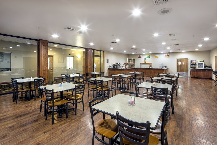 More Photos Of 120 Lindsey Dr, Hannibal Hotel For Sale