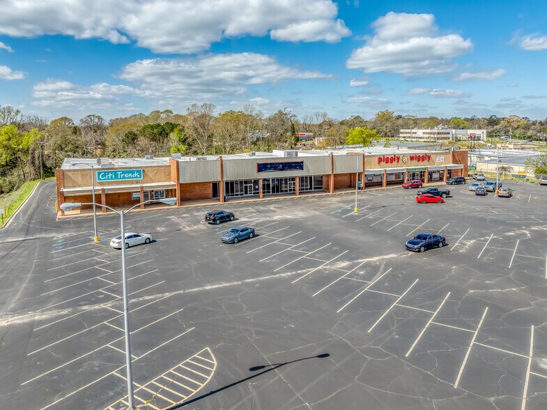 More Photos Of 205 S Elm St, Tuskegee General Retail For Lease