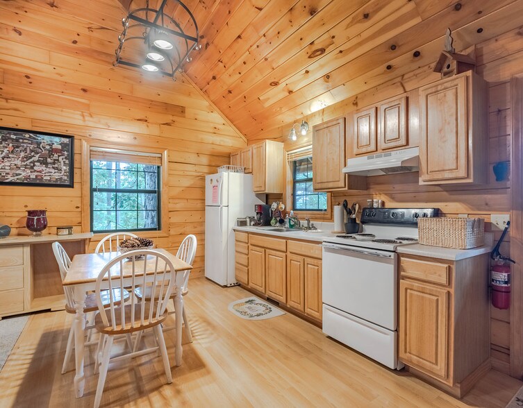 More Photos Of 15695 Highway 187, Eureka Springs Hotel For Sale