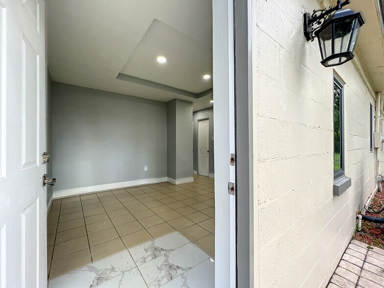 More Photos Of 1906 Murdock Blvd, Orlando Office For Lease