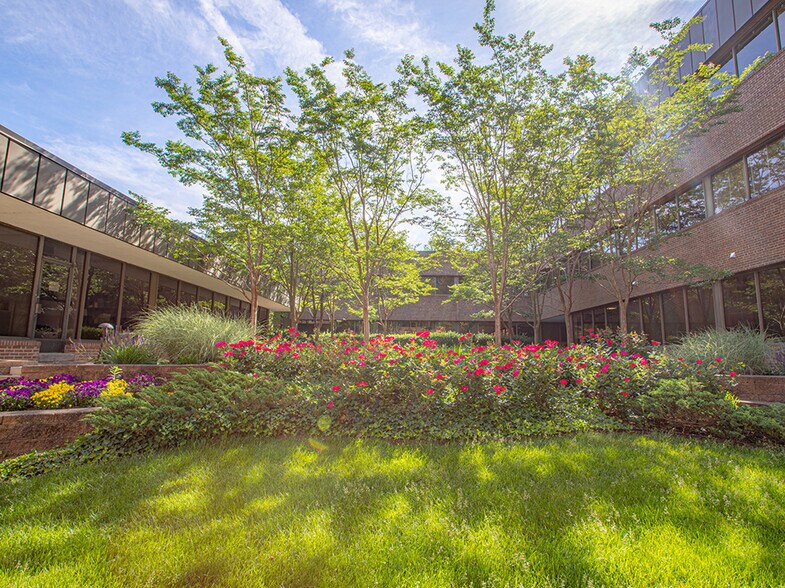 More Photos Of 2 Hamill Rd, Baltimore Office For Sale