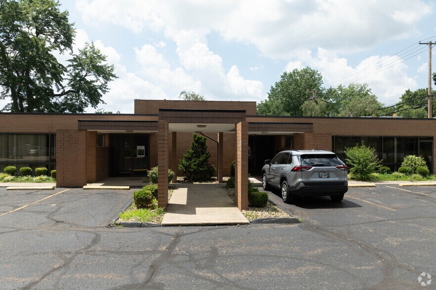 More Photos Of 2341 Oakwood Dr, Cuyahoga Falls Office For Lease