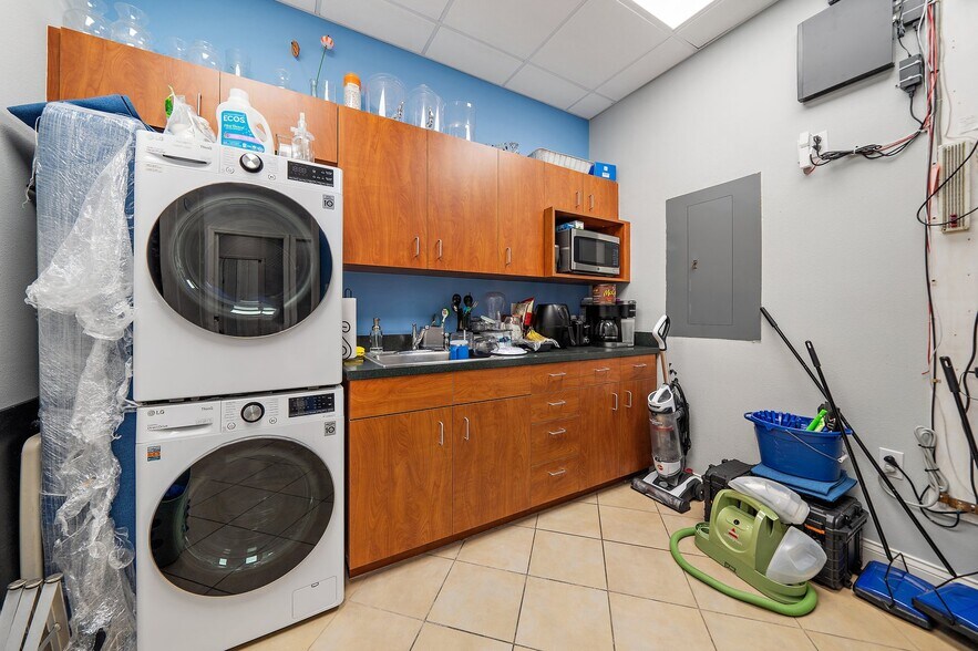 More Photos Of 5652-5654 Marquesas Cir, Sarasota Office For Lease