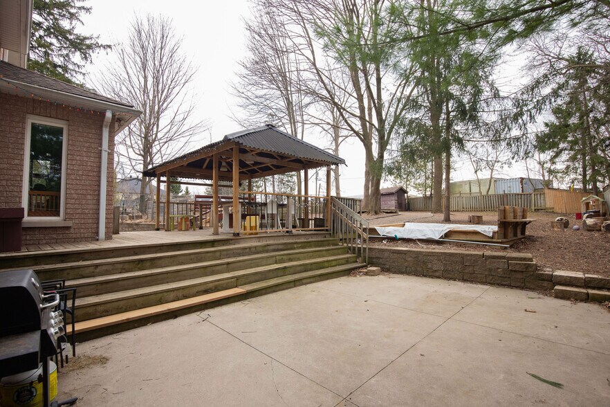 More Photos Of 144 Wilson St E, Ancaster Office For Sale