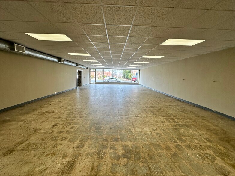 More Photos Of 106 E Main St, Rockwell Storefront Retail Office For Lease