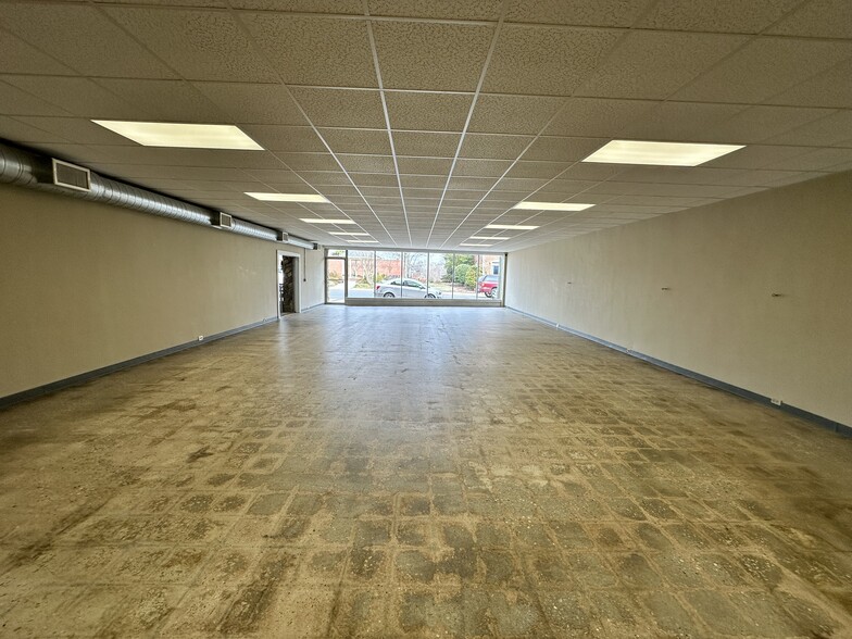 More Photos Of 106 E Main St, Rockwell Storefront Retail Office For Lease