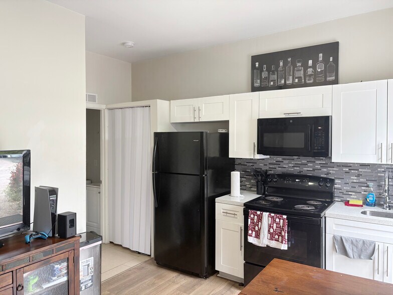 More Photos Of 2331 Hayes St, Hollywood Apartments For Sale