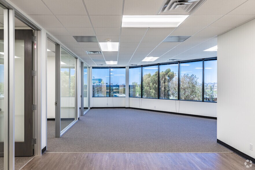 More Photos Of 5575 Ruffin Rd, San Diego Unknown For Lease