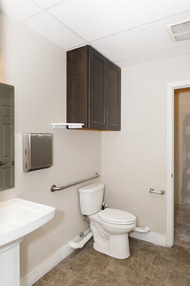 More Photos Of 2201 W Nob Hill Blvd, Yakima Freestanding For Lease