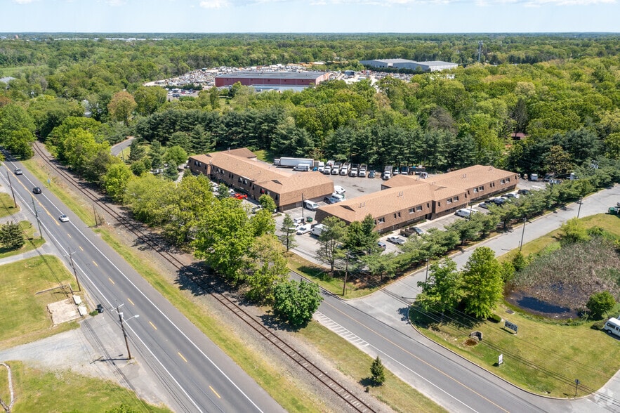More Photos Of 300-308 E Park Ave, Hainesport Showroom For Lease