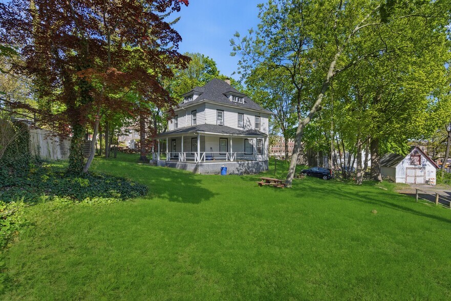 More Photos Of 17 Crescent Dr, Huntington Multifamily For Sale