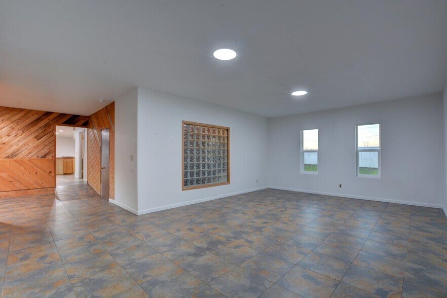 More Photos Of 6804 Agate Rd, White City Flex For Sale