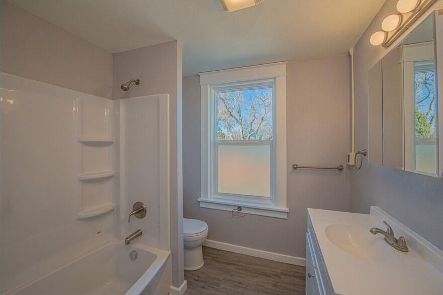 More Photos Of 901 E C St, Pueblo Storefront Retail Residential For Sale