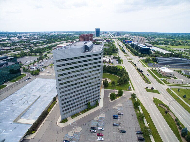 More Photos Of 100 E Big Beaver Rd, Troy Office For Lease