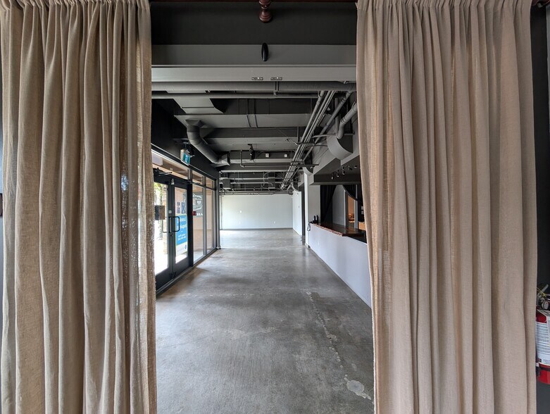 More Photos Of 205 16th St, West Vancouver General Retail For Lease