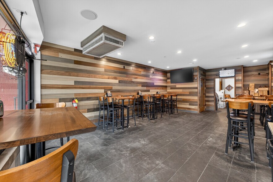 More Photos Of 8713 Gravois Rd, Saint Louis Restaurant For Lease