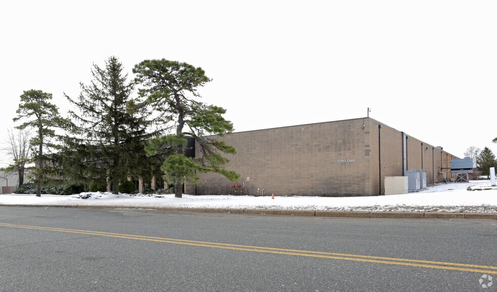More Photos Of 1700 Oak St, Lakewood Warehouse For Lease