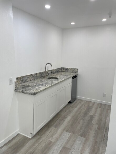 More Photos Of 2725-2727 Shelter Island Dr, San Diego Storefront Retail Office For Lease