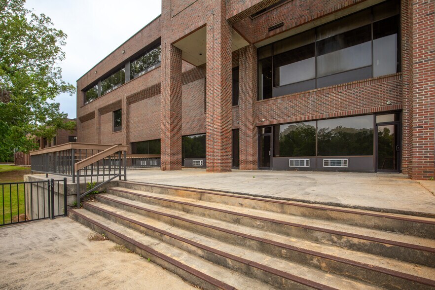 More Photos Of 3500 Riverside Dr, Macon-Bibb Religious Facility For Sale