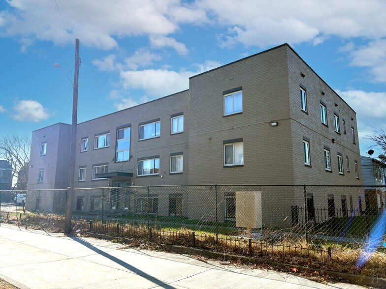 Primary Photo Of 913 Bellevue St SE, Washington Apartments For Sale