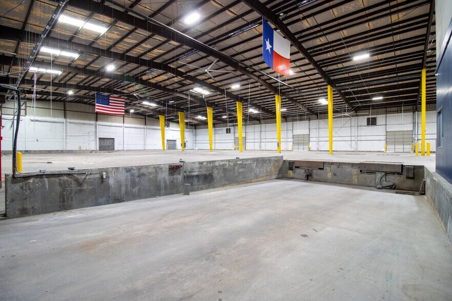 More Photos Of 9233 Denton Dr, Dallas Warehouse For Lease