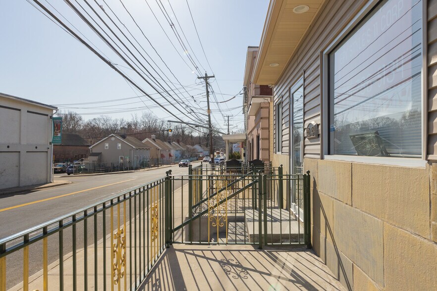 More Photos Of 82-84 W Railroad Ave, Garnerville Storefront Retail Residential For Sale