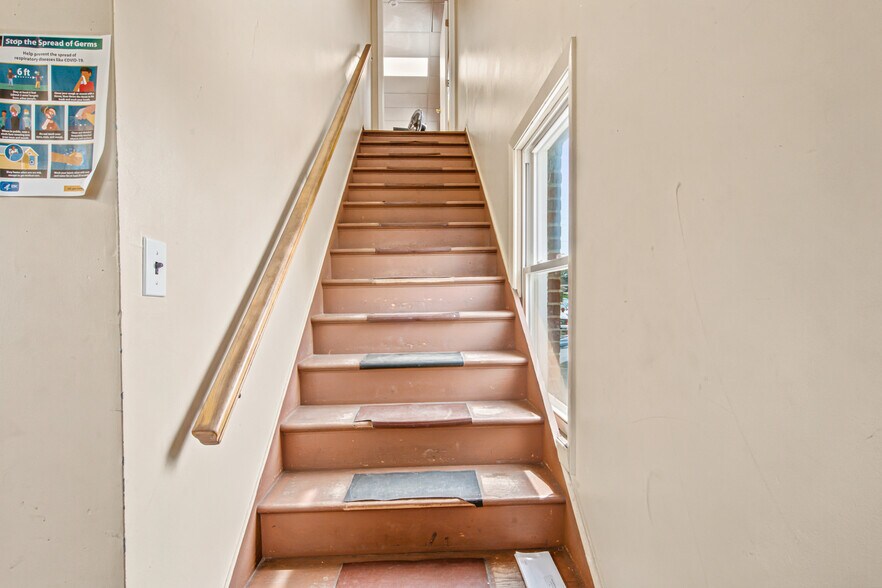 More Photos Of 152 Railroad St, Huntington Warehouse For Sale