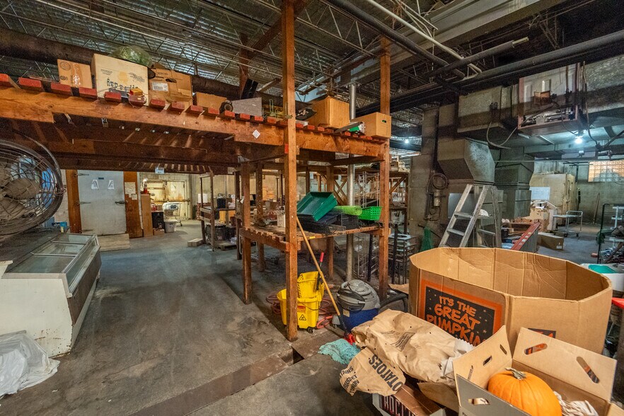 More Photos Of 1302 E Crestwood Dr, Victoria Storefront For Sale