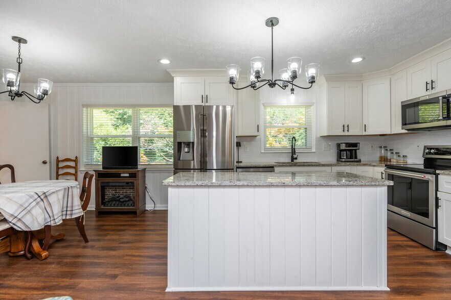 More Photos Of 4270 S Main St, Acworth Office For Sale