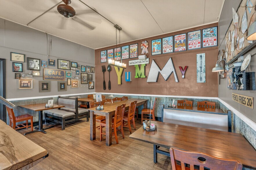 More Photos Of 601 Arizona Ave, Holton General Retail For Sale