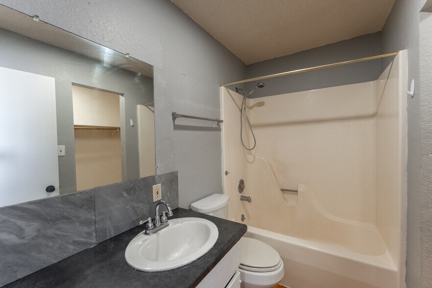 More Photos Of 2003 Medical Pky, San Marcos Medical For Sale