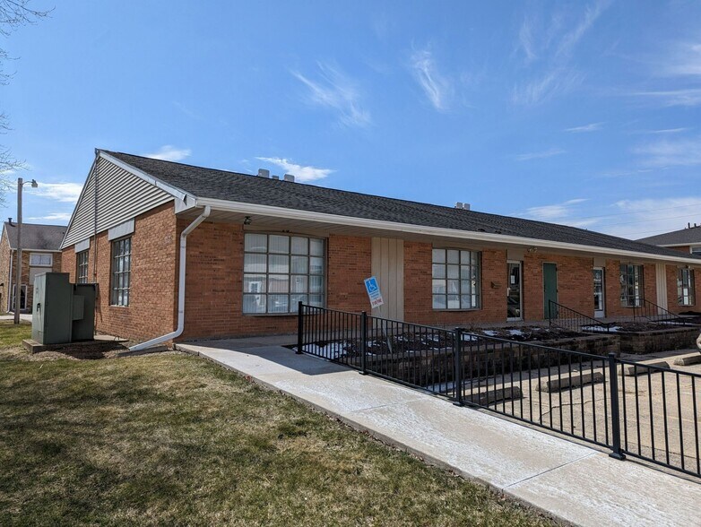 Primary Photo Of 405 Greenbriar Dr, Normal Office For Lease