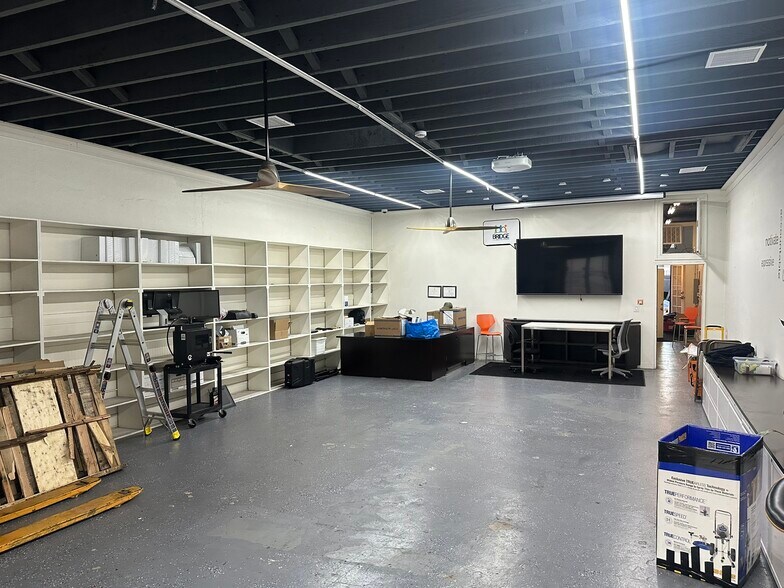 More Photos Of 2321 W 54th St, Los Angeles Specialty For Lease