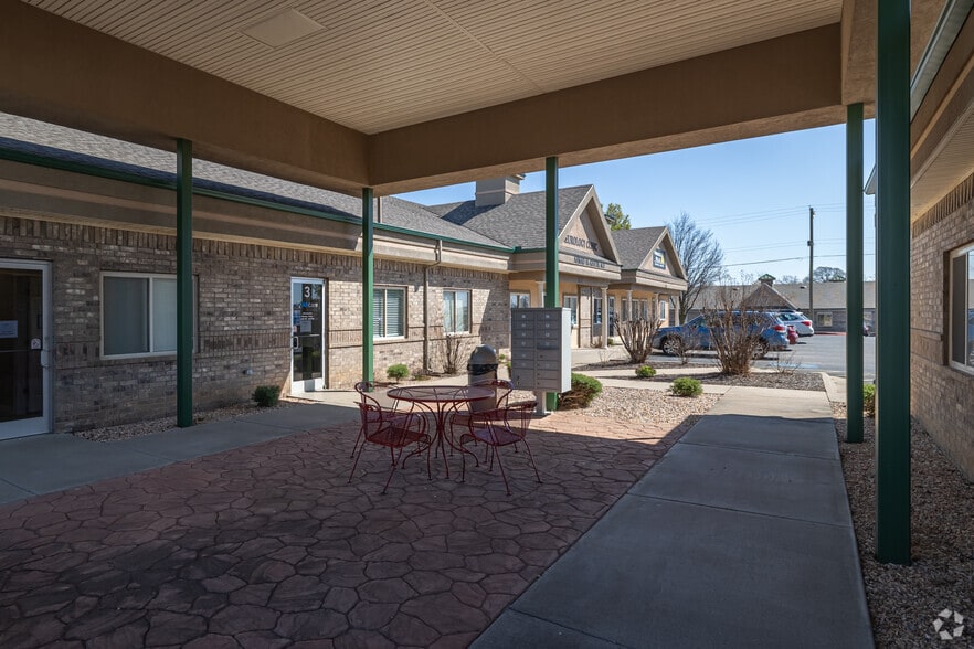 More Photos Of 2709 SE I St, Bentonville Unknown For Lease