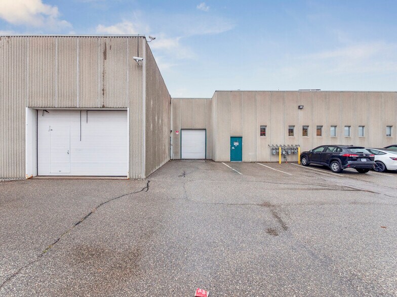 More Photos Of 175 W Beaver Creek Rd, Richmond Hill Light Distribution For Sale