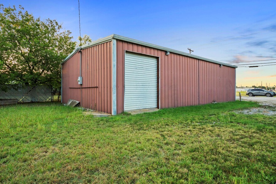 More Photos Of 2105 NE 2nd St, Mineral Wells Warehouse For Sale