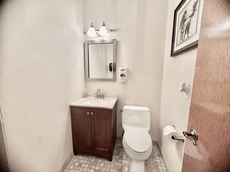 More Photos Of 4 Dearfield Dr, Greenwich Medical For Lease