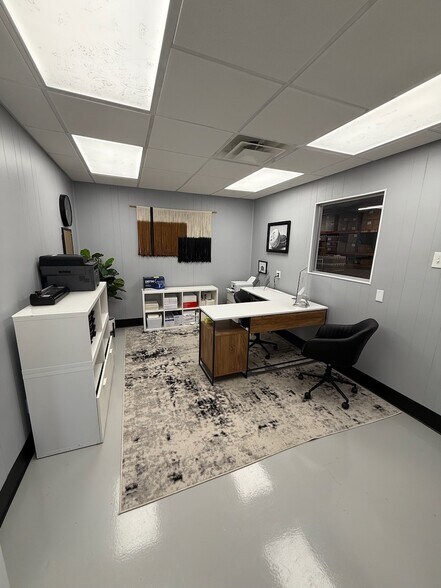 More Photos Of 117 Austin St, Garland Warehouse For Lease