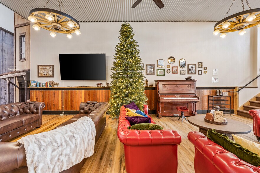 More Photos Of 417 Main St, Ashton Specialty For Sale