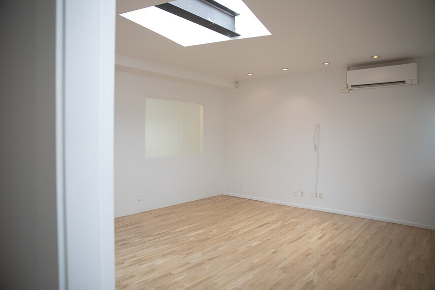 More Photos Of 70-72 Windward Ave, Venice General Retail For Lease