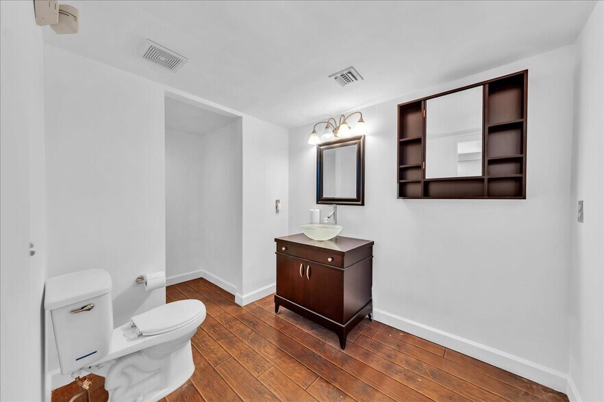 More Photos Of 500 NE 25th St, Pompano Beach Flex For Lease