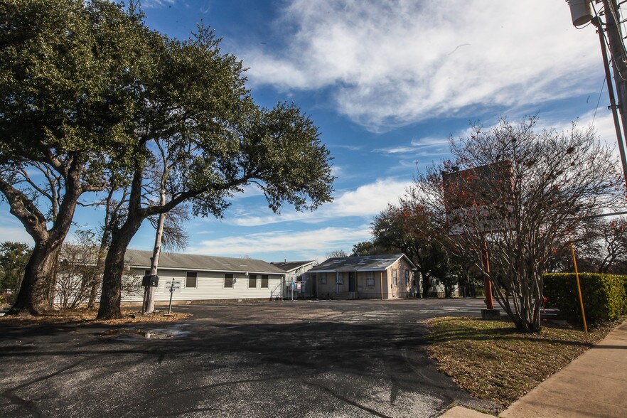 More Photos Of 1500 Stassney Ln, Austin Light Manufacturing For Lease