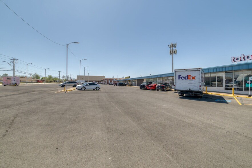 More Photos Of 4501-4609 S May Ave, Oklahoma City General Retail For Lease