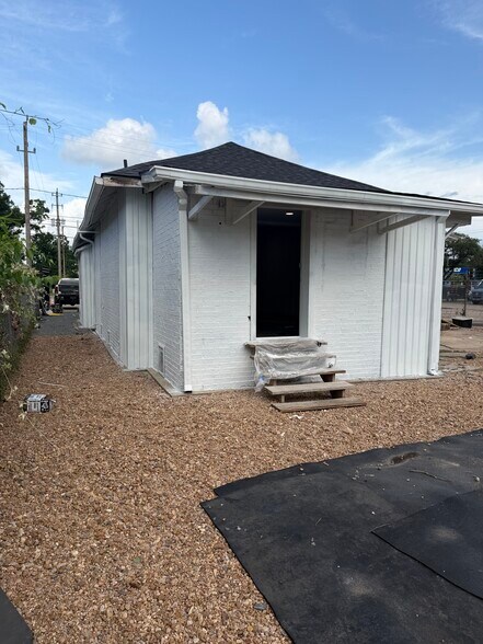 More Photos Of 304 S Lockwood Dr, Houston Storefront Retail Office For Lease
