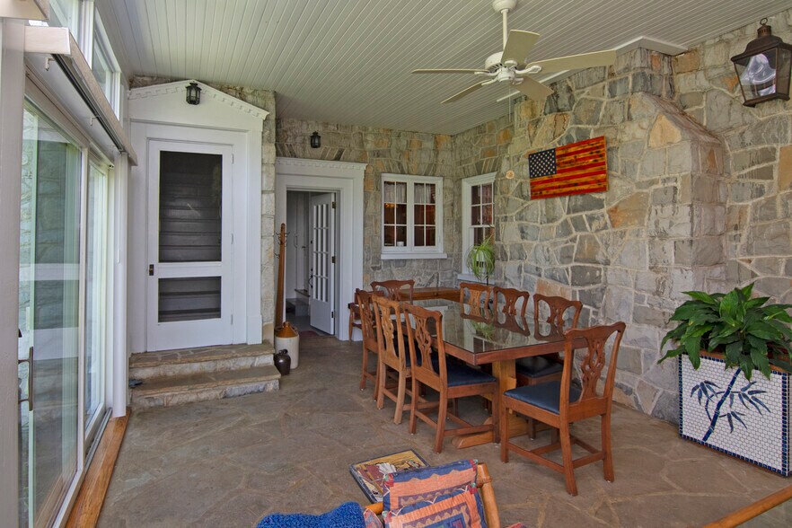 More Photos Of 8789 Seneca Trail South, Ronceverte Office For Sale