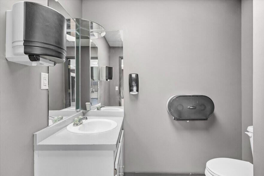 More Photos Of 1502 W 7th St, Laurel Showroom For Sale