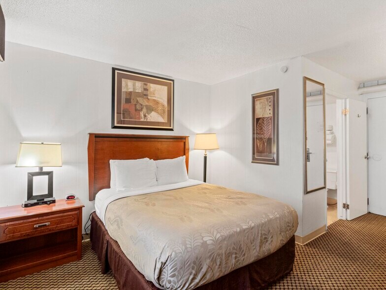 More Photos Of 100 W F St, Casper Hotel For Sale