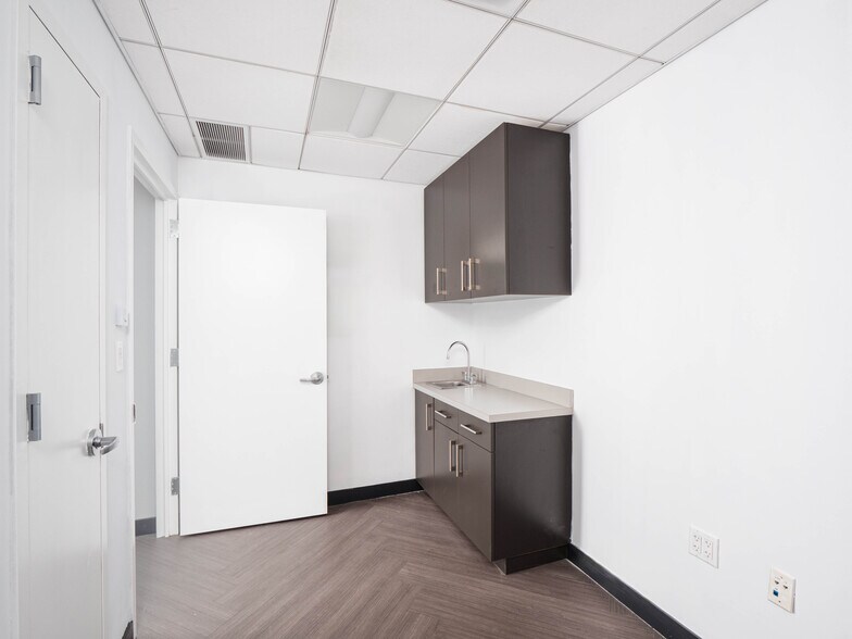 More Photos Of 235-260 E 68th St, New York Apartments For Lease