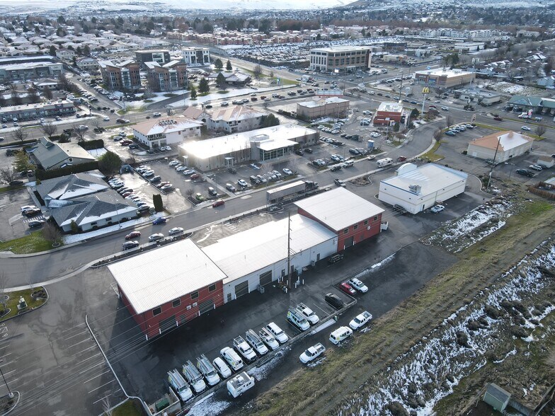 More Photos Of 8804 W Victoria Ave, Kennewick Showroom For Lease